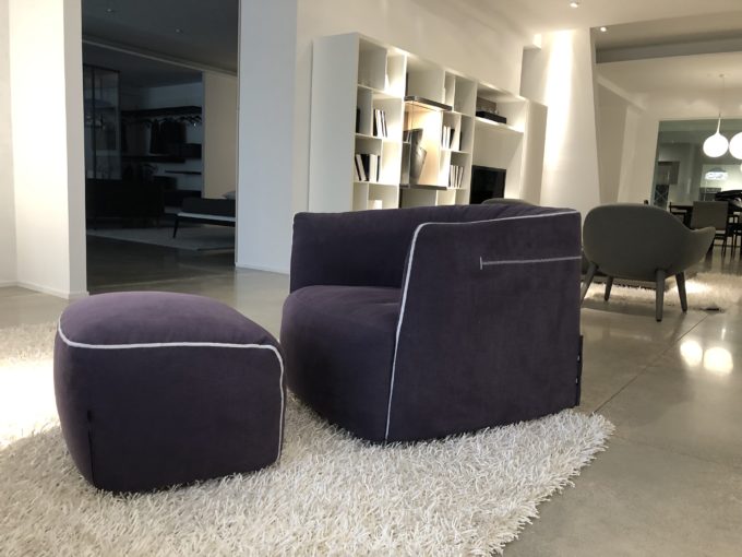 Poltrona Poliform con pouf